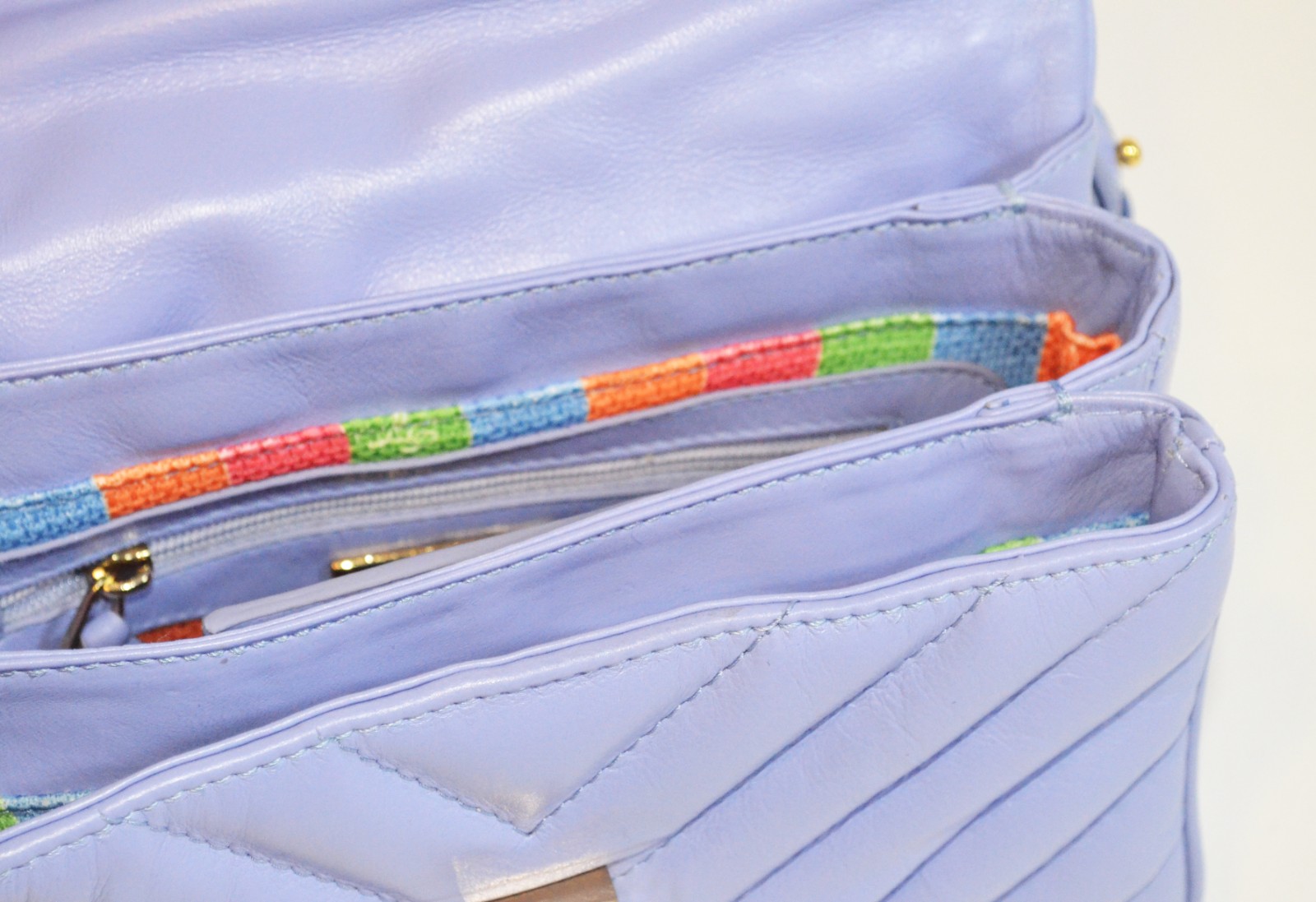 Bolsa feminina, marca La Spezia na cor lilás. - foto 5 de 8