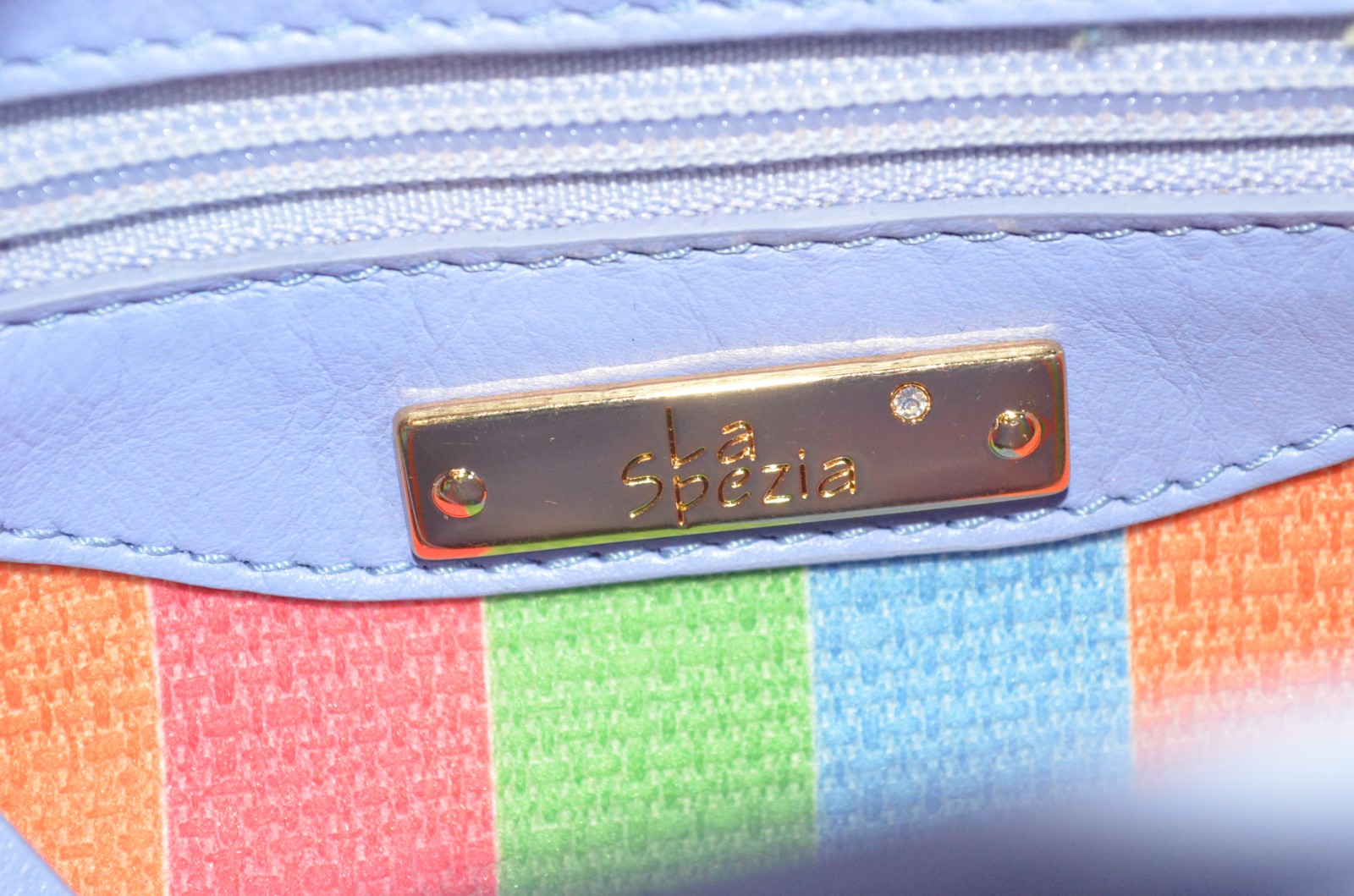 Bolsa feminina, marca La Spezia na cor lilás. - foto 6 de 8