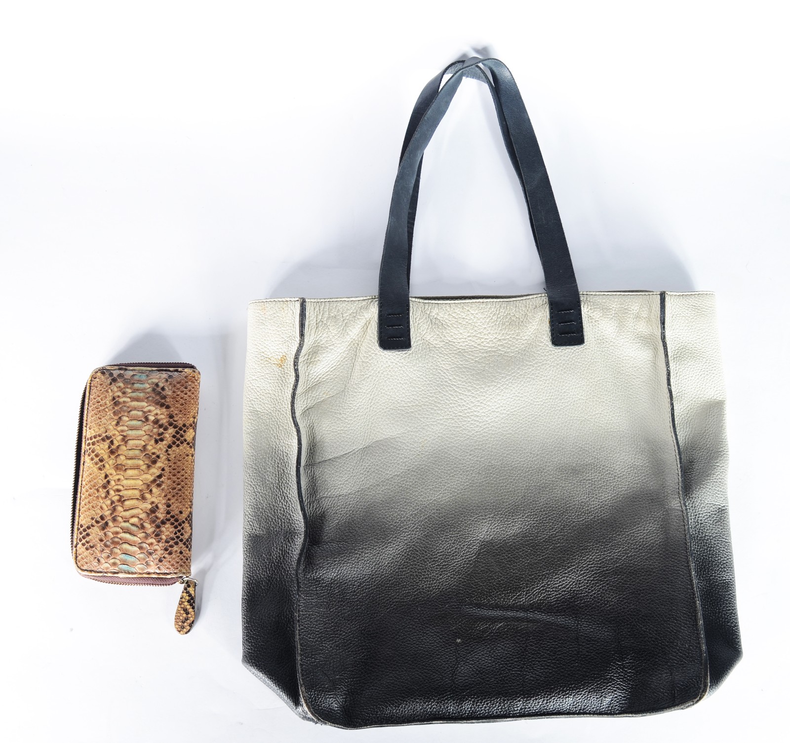 Duas peças, sendo: Bolsa da marca Mara Mac em couro cinza degradé; e... - foto 1 de 10