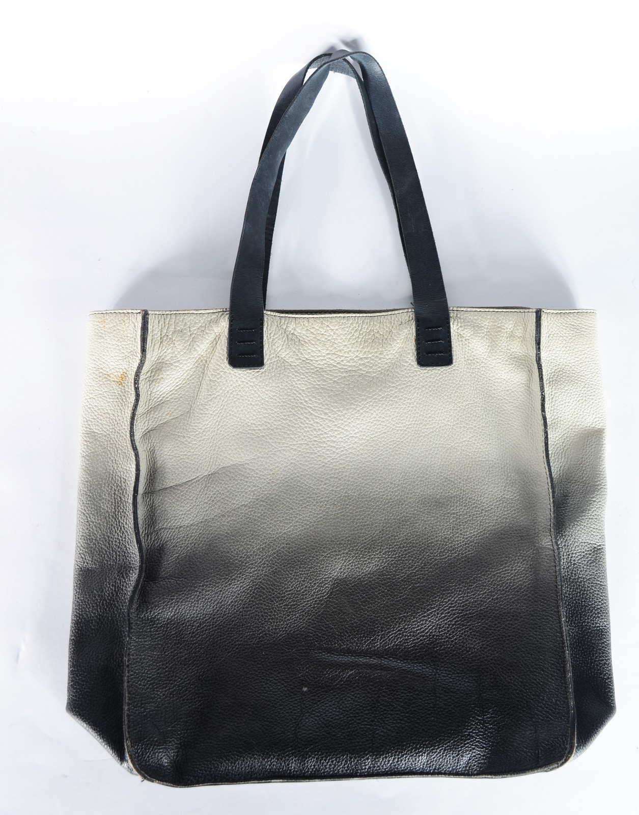 Duas peças, sendo: Bolsa da marca Mara Mac em couro cinza degradé; e... - foto 2 de 10