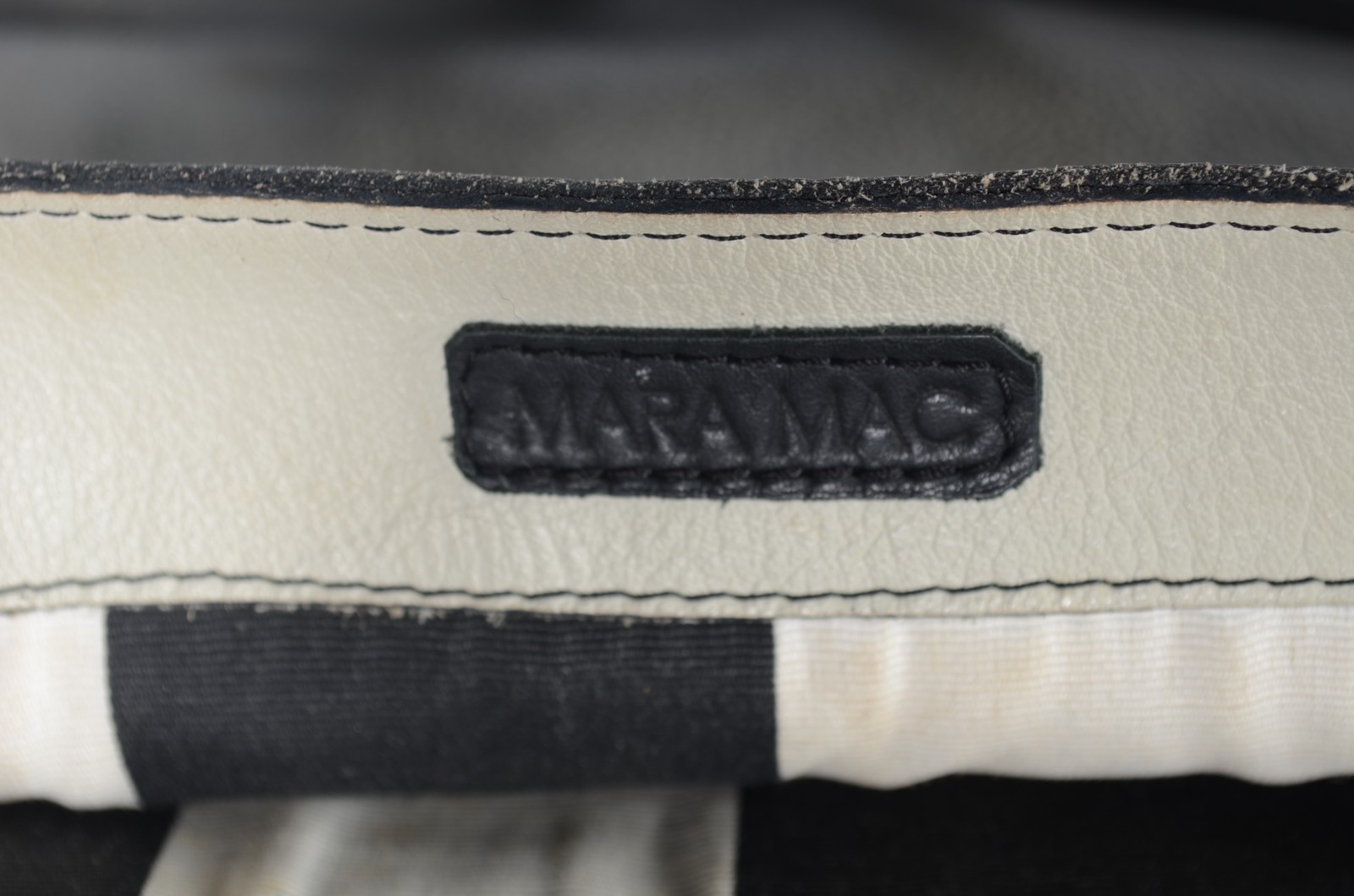 Duas peças, sendo: Bolsa da marca Mara Mac em couro cinza degradé; e... - foto 3 de 10