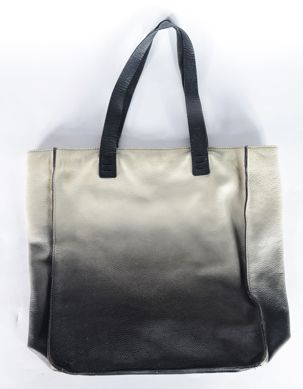 Duas peças, sendo: Bolsa da marca Mara Mac em couro cinza degradé; e... - foto 4 de 10