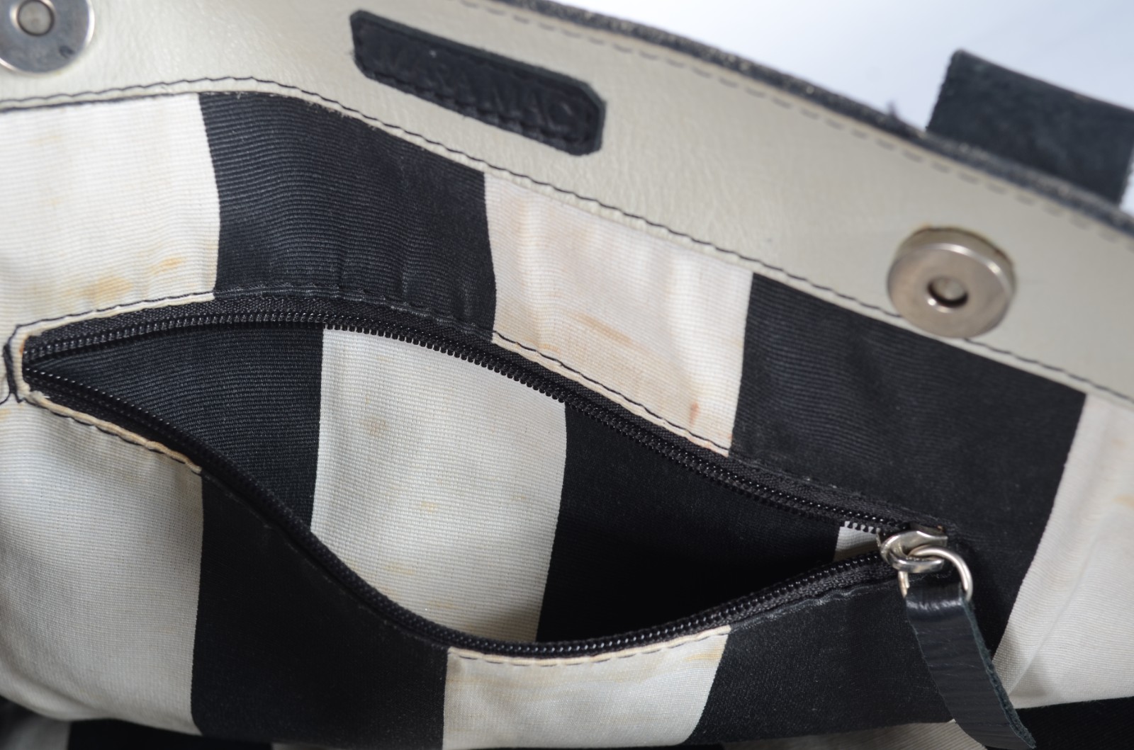 Duas peças, sendo: Bolsa da marca Mara Mac em couro cinza degradé; e... - foto 5 de 10
