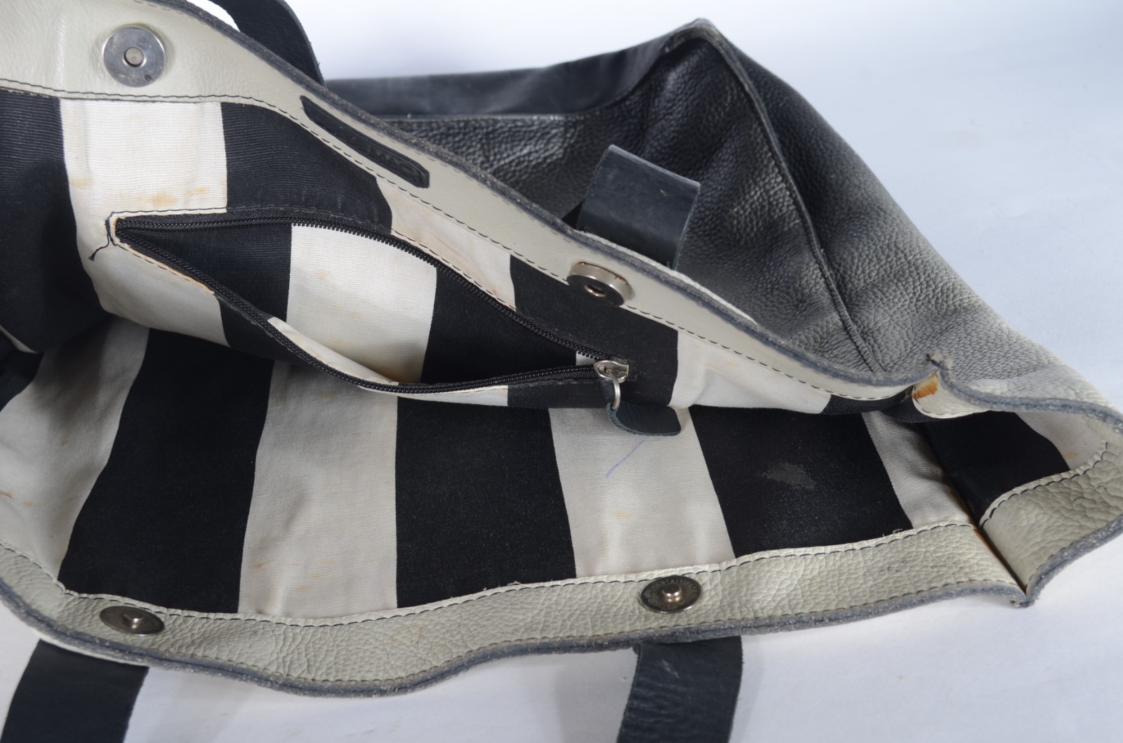 Duas peças, sendo: Bolsa da marca Mara Mac em couro cinza degradé; e... - foto 6 de 10