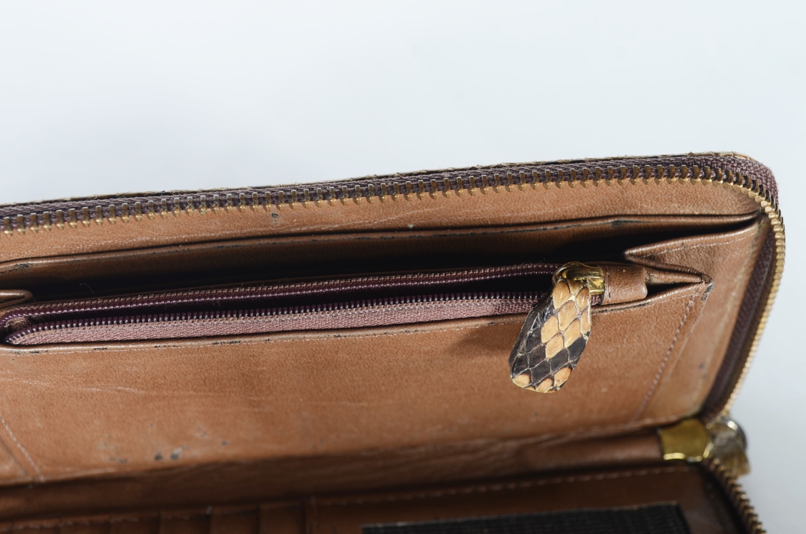 Duas peças, sendo: Bolsa da marca Mara Mac em couro cinza degradé; e... - foto 10 de 10