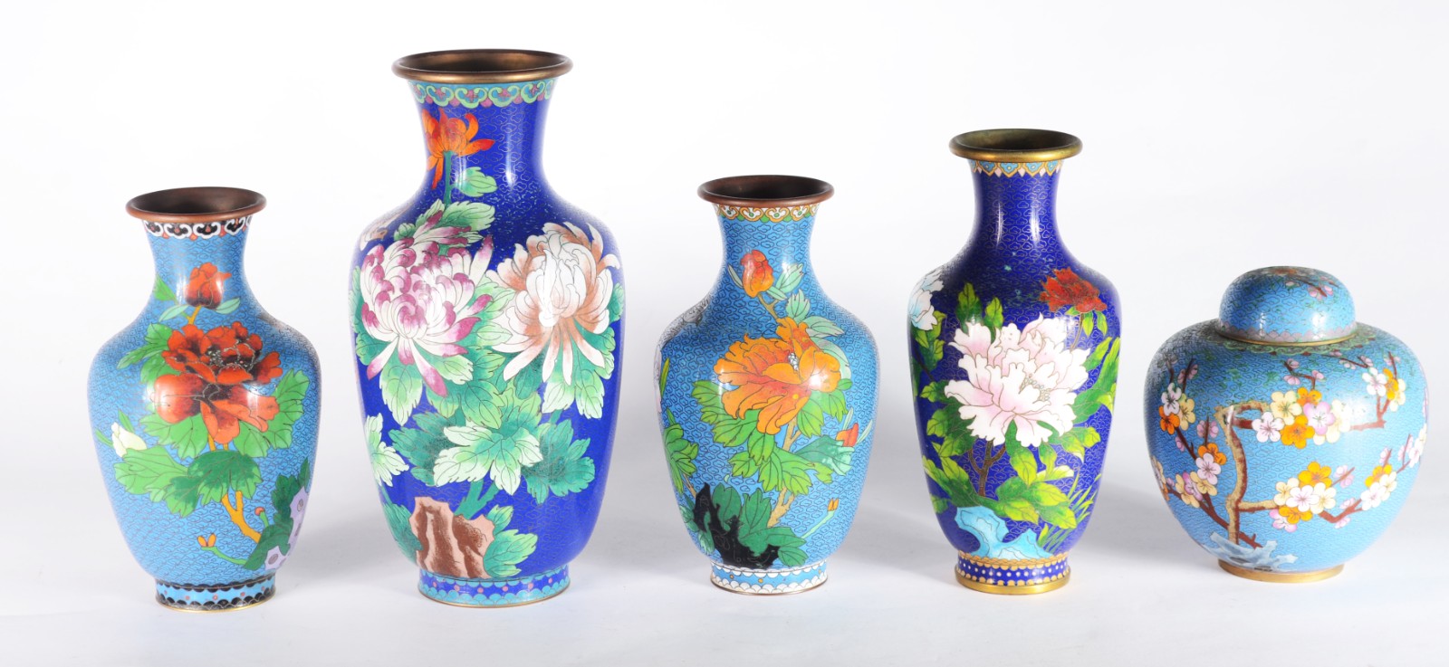 Cinco peças de cloisoné chines, sendo 4 vasos e um potiche, decoração... - foto 1 de 4