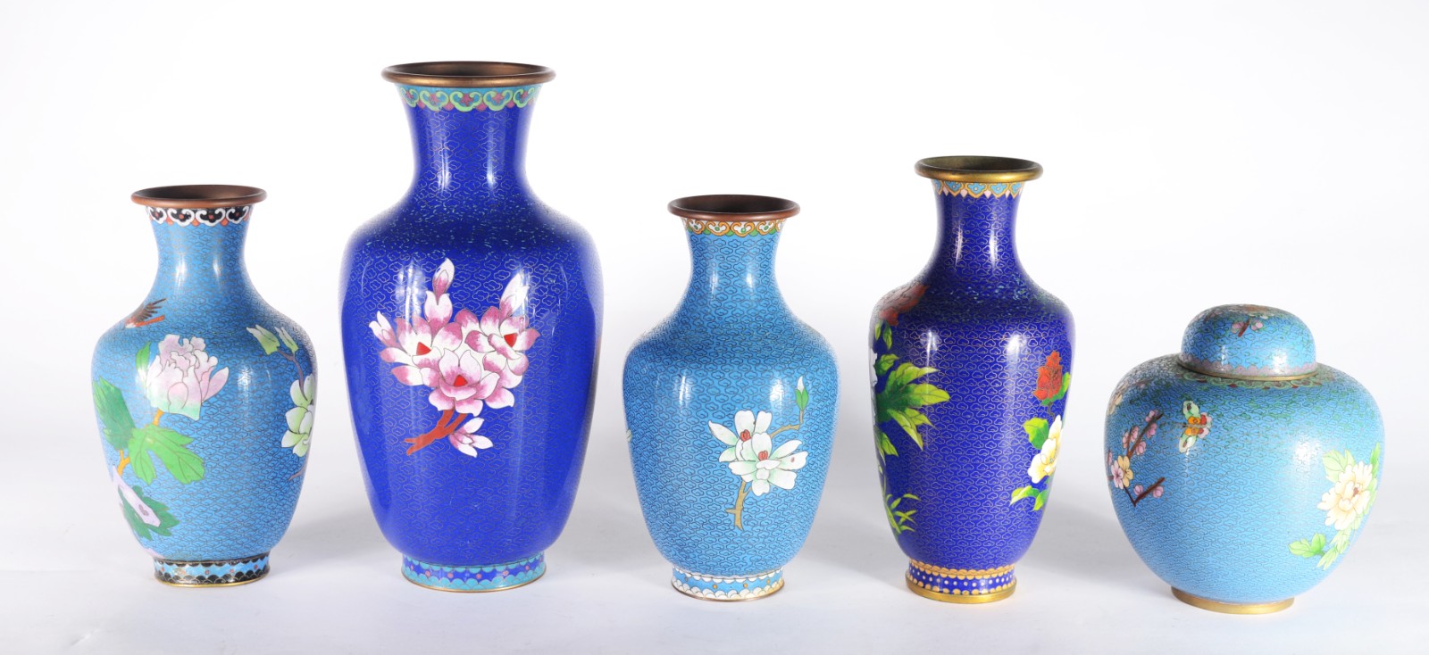 Cinco peças de cloisoné chines, sendo 4 vasos e um potiche, decoração... - foto 2 de 4