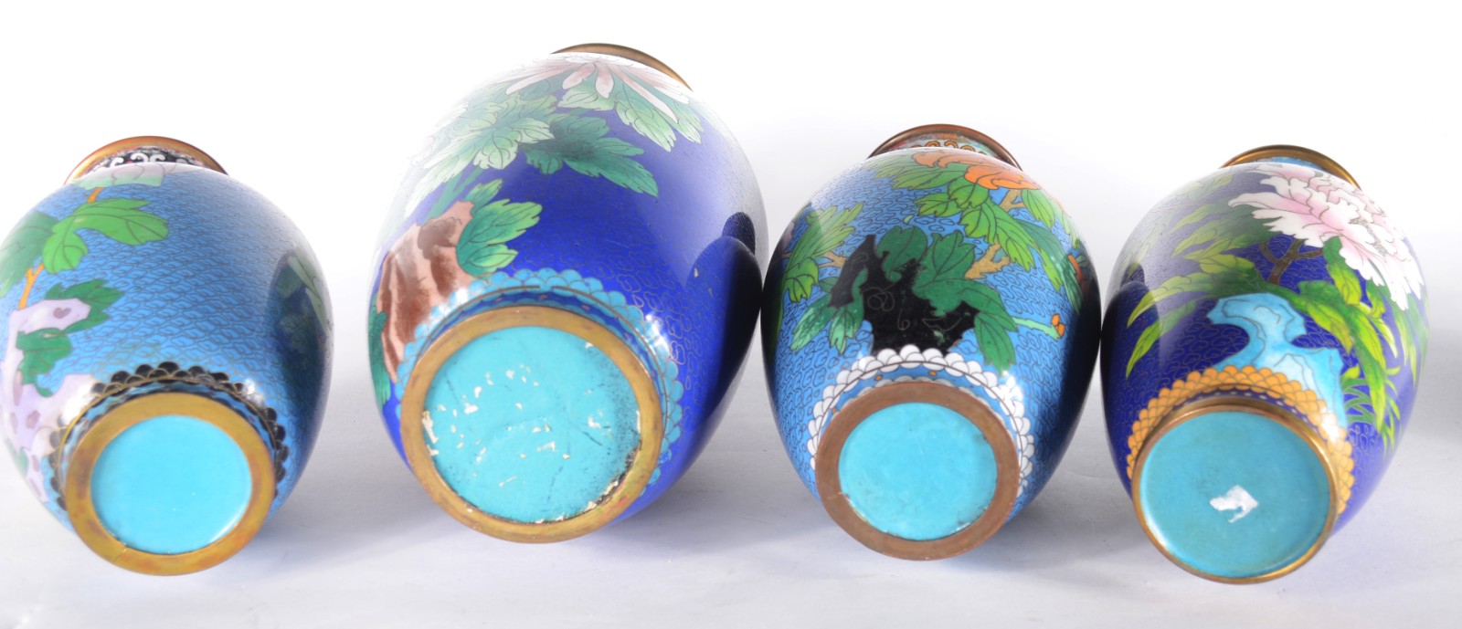 Cinco peças de cloisoné chines, sendo 4 vasos e um potiche, decoração... - foto 3 de 4