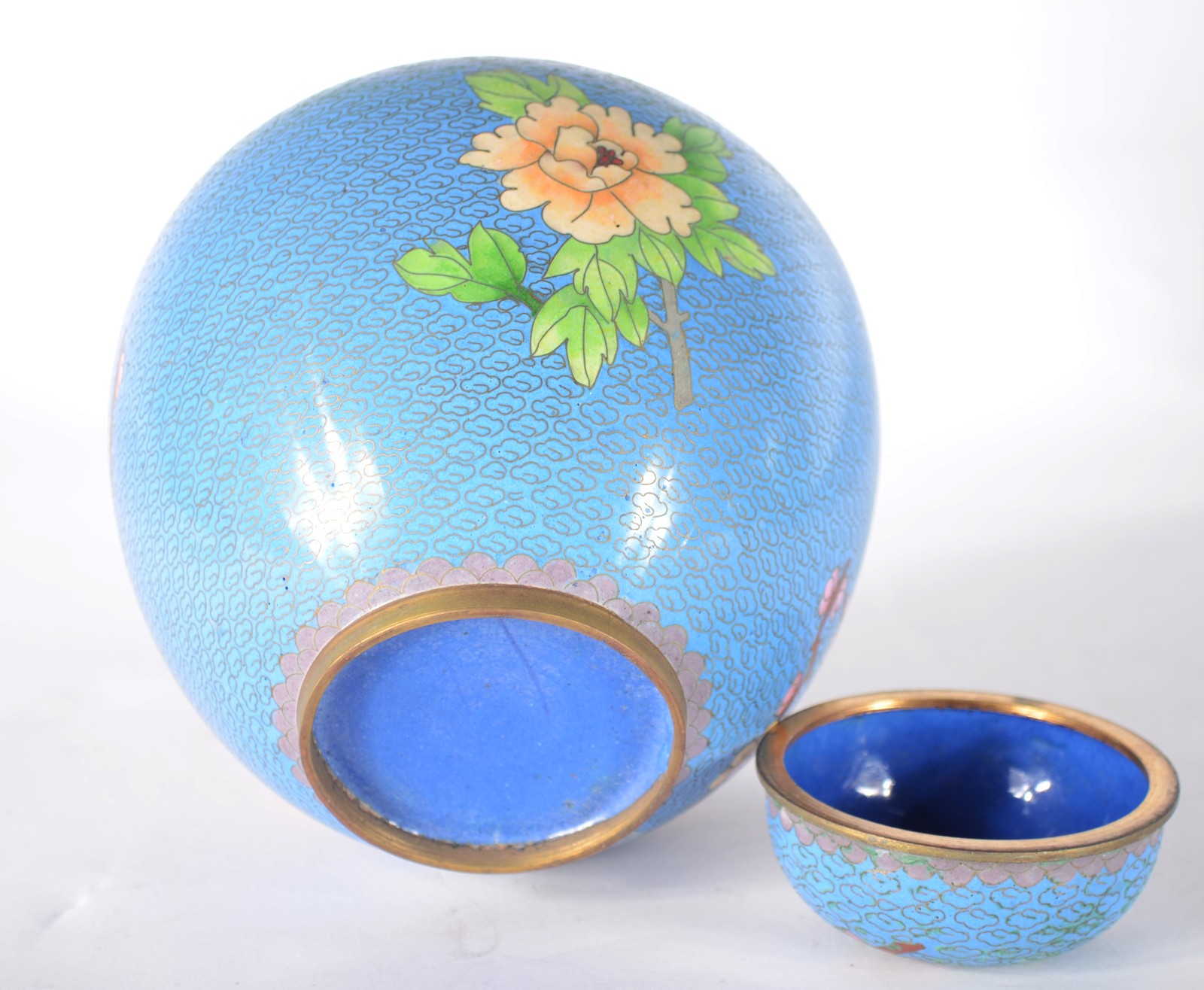 Cinco peças de cloisoné chines, sendo 4 vasos e um potiche, decoração... - foto 4 de 4