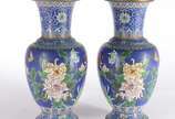 Par de vasos de cloisone chines, decoração flor... - Par de vasos de cloisone chines, decoração floral em policromia sobre fundo azul. Pequenos desgastes.