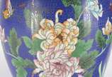 Par de vasos de cloisone chines, decoração flor... - Par de vasos de cloisone chines, decoração floral em policromia sobre fundo azul. Pequenos desgastes.