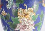 Par de vasos de cloisone chines, decoração flor... - Par de vasos de cloisone chines, decoração floral em policromia sobre fundo azul. Pequenos desgastes.