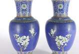 Par de vasos de cloisone chines, decoração flor... - Par de vasos de cloisone chines, decoração floral em policromia sobre fundo azul. Pequenos desgastes.