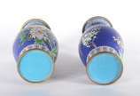 Par de vasos de cloisone chines, decoração flor... - Par de vasos de cloisone chines, decoração floral em policromia sobre fundo azul. Pequenos desgastes.