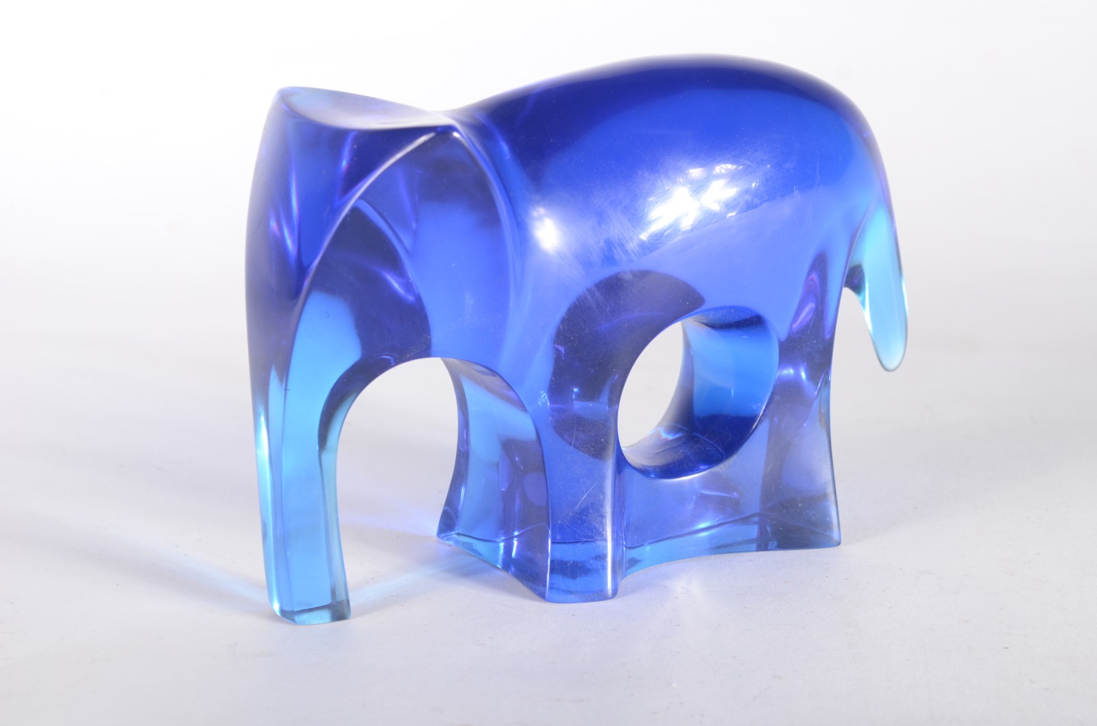 Escultura de resina de poliéster representando elefante. Pequeno... - foto 1 de 6