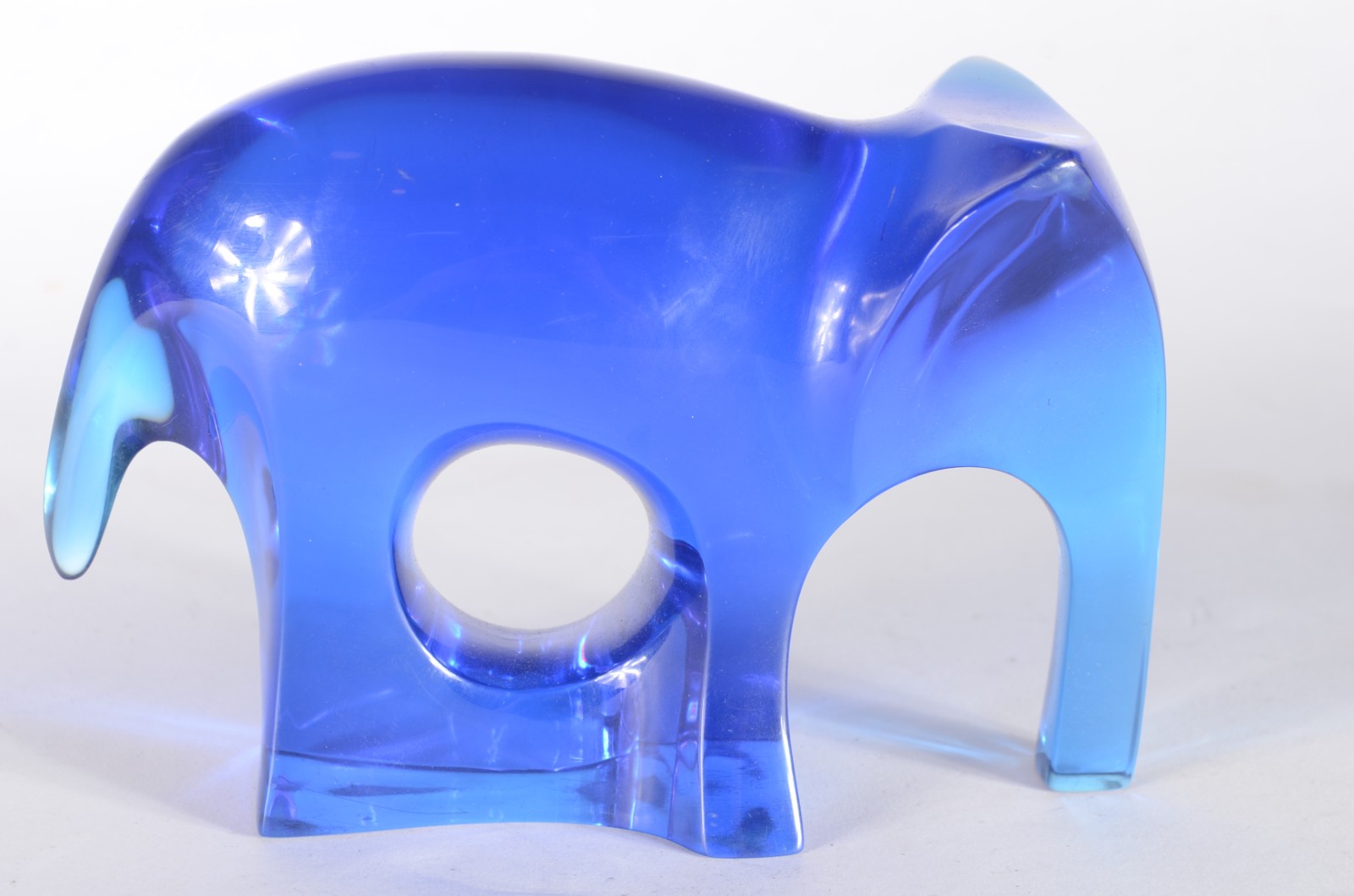 Escultura de resina de poliéster representando elefante. Pequeno... - foto 4 de 6