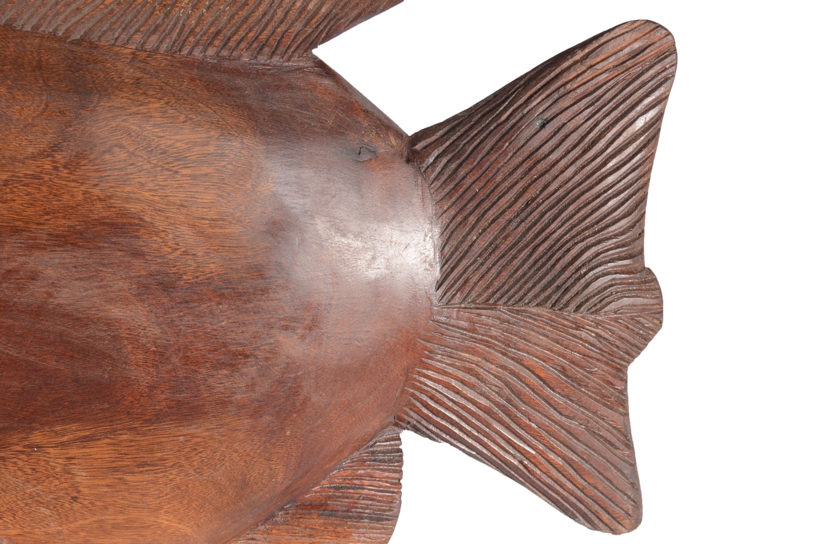 Escultura de madeira representando peixe, assinado. - foto 4 de 7