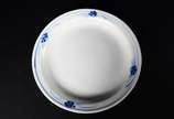 Cachepot com prato de porcelana oriental azul e... - Cachepot com prato de porcelana oriental azul e branca (fio de cabelo no fundo).