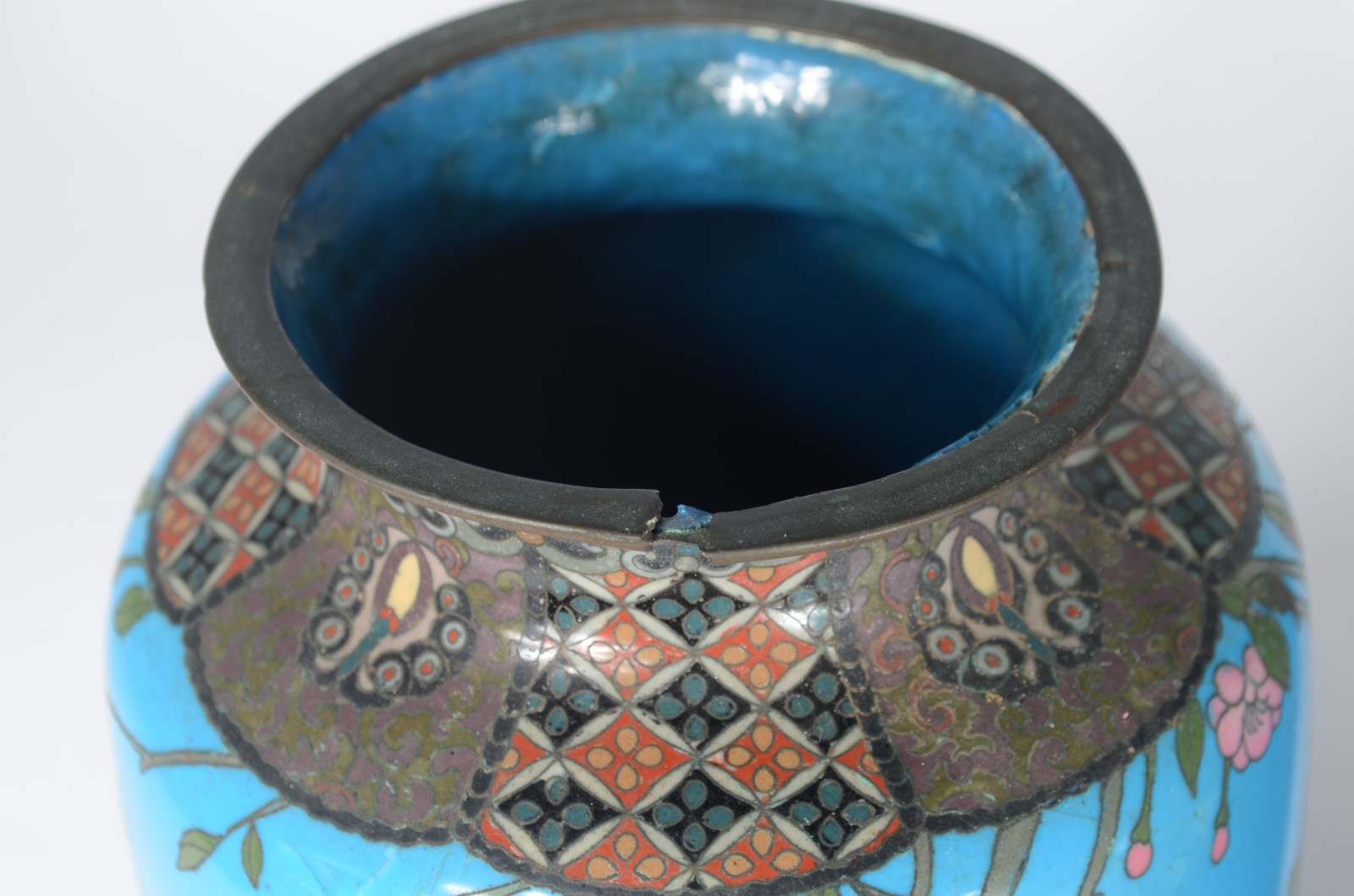 Três vasos de cloisoné chines, decorações diversas com pássaros e... - foto 5 de 11