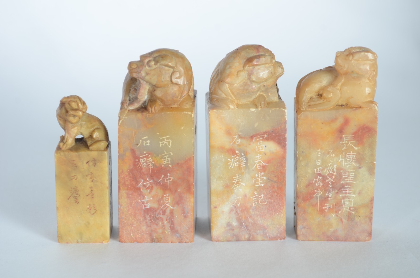 Quatro "carimbos" orientais de pedra dura com figuras de animais... - foto 1 de 4
