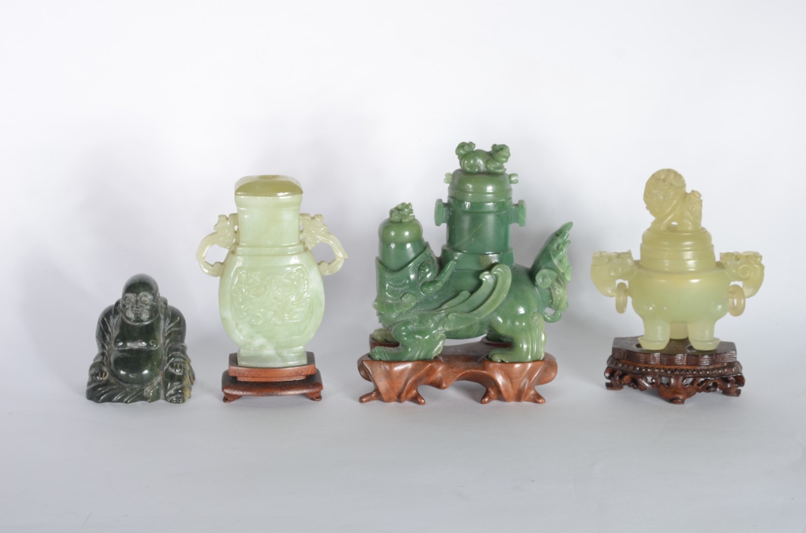Quatro peças diversas de jade oriental, sendo tres... - foto 1 de 10