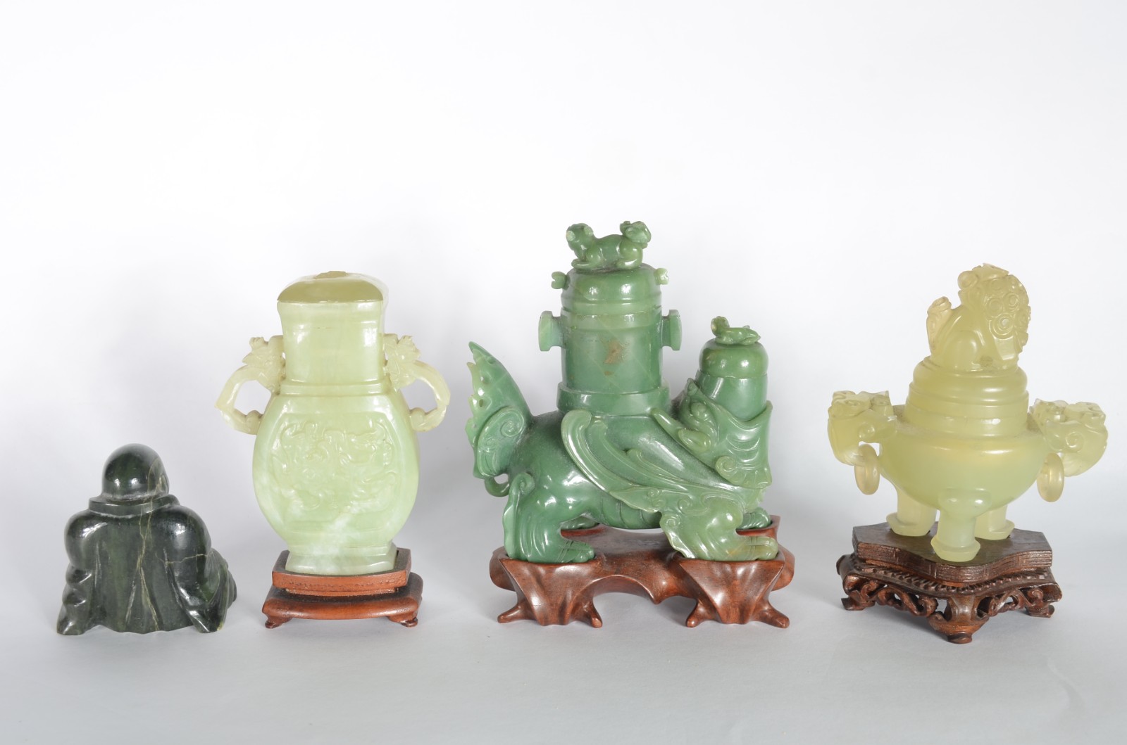 Quatro peças diversas de jade oriental, sendo tres... - foto 2 de 10