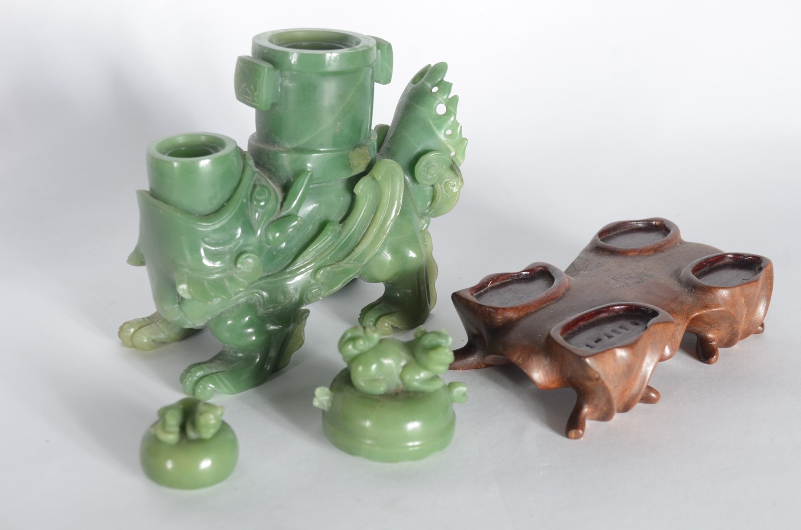 Quatro peças diversas de jade oriental, sendo tres... - foto 6 de 10