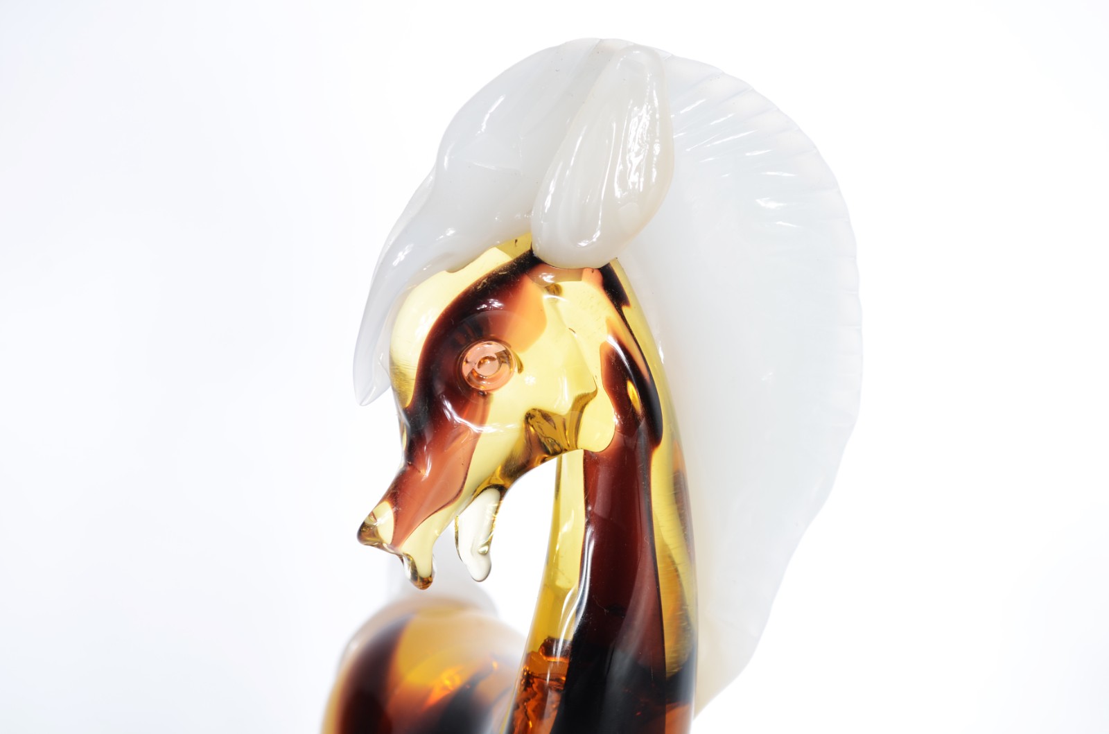 Escultura de murano italiano na cor âmbar representando cavalo. Cauda... - foto 2 de 8