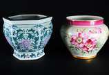Dois cachepots, sendo um de faiança São Paulo c... - Dois cachepots, sendo um de faiança São Paulo com flores em policromia, rachaduras na base; e outro, de porcelana chinesa feitio sextavado, deco...