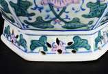 Dois cachepots, sendo um de faiança São Paulo c... - Dois cachepots, sendo um de faiança São Paulo com flores em policromia, rachaduras na base; e outro, de porcelana chinesa feitio sextavado, deco...