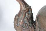 Antigo bule de cobre oriental com trabalhos em ... - Antigo bule de cobre oriental com trabalhos em relevo, alça com figuras estilizadas, base de madeira.