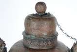 Antigo bule de cobre oriental com trabalhos em ... - Antigo bule de cobre oriental com trabalhos em relevo, alça com figuras estilizadas, base de madeira.
