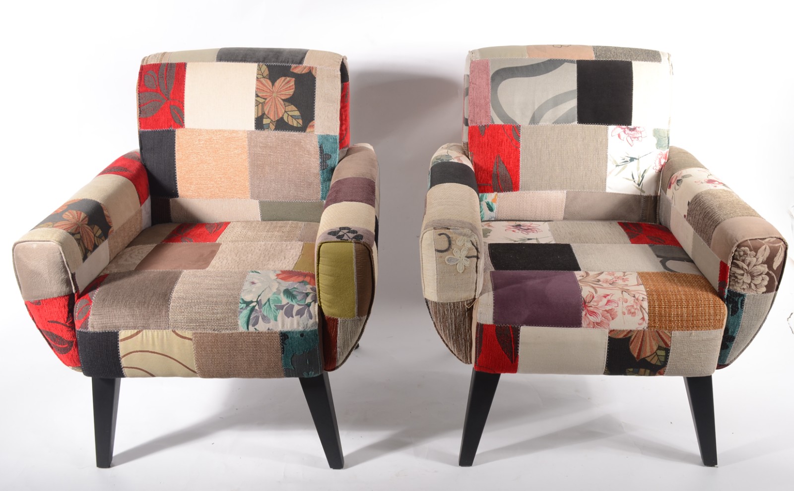 Par de poltronas modernas estofadas e forradas com tecido estampado... - foto 2 de 9