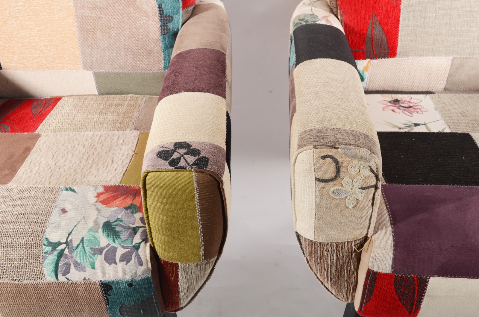 Par de poltronas modernas estofadas e forradas com tecido estampado... - foto 3 de 9