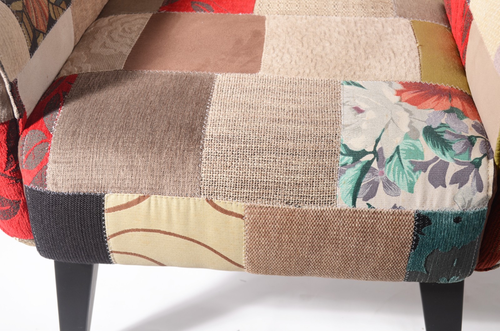 Par de poltronas modernas estofadas e forradas com tecido estampado... - foto 4 de 9