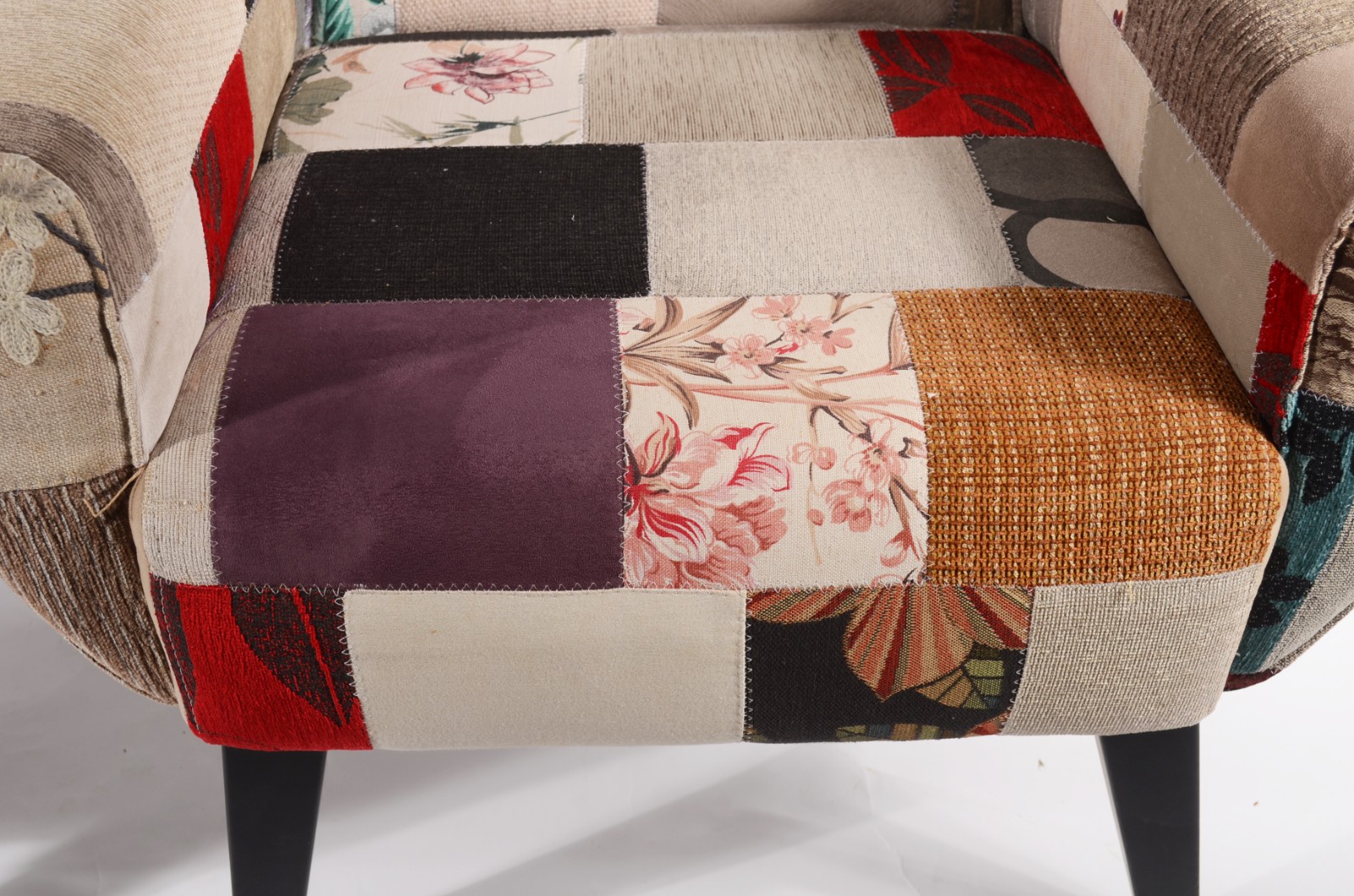 Par de poltronas modernas estofadas e forradas com tecido estampado... - foto 5 de 9