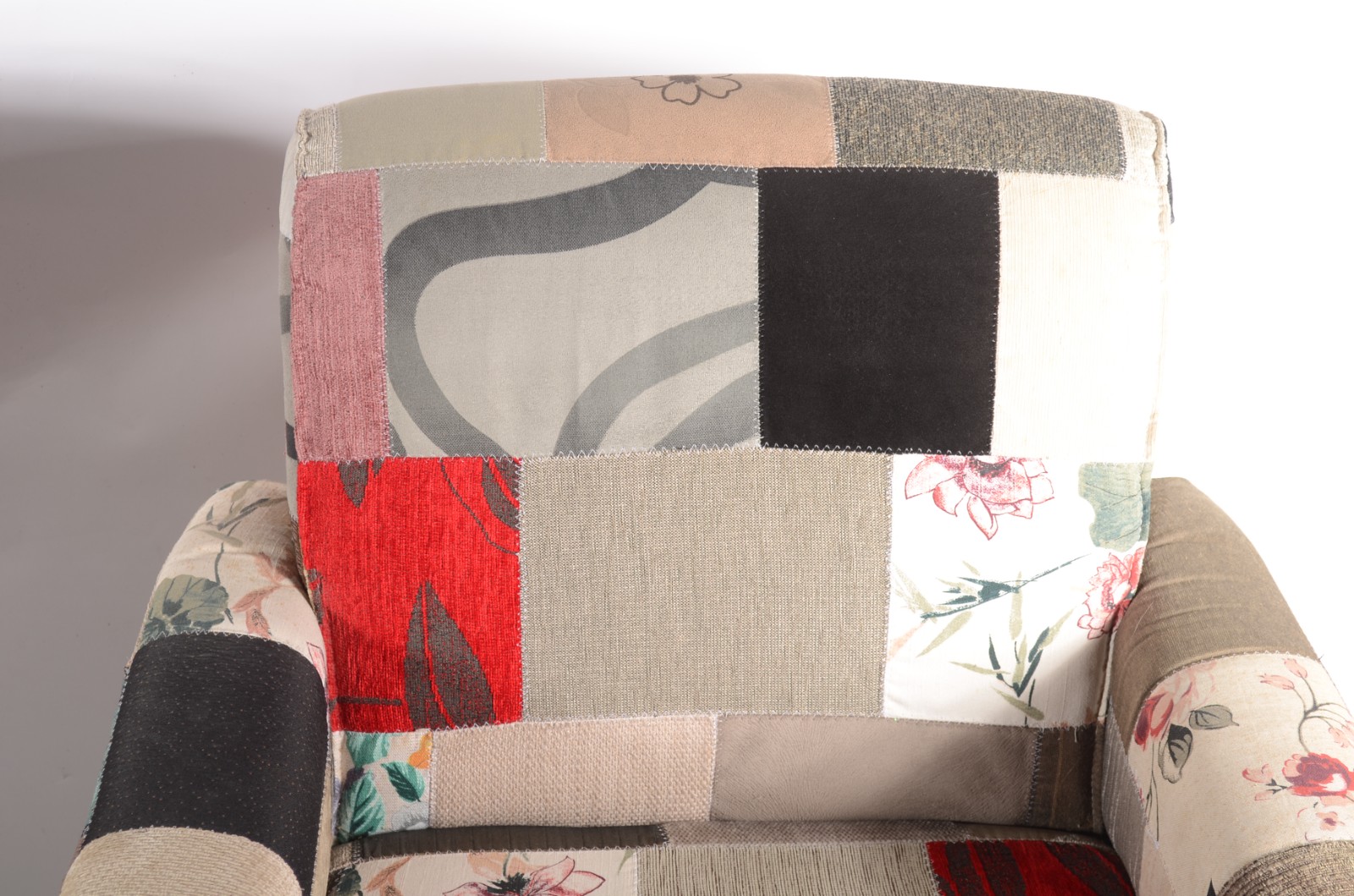 Par de poltronas modernas estofadas e forradas com tecido estampado... - foto 6 de 9