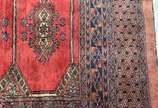Tapete Pakistan (1101),  - Par de tapetes Pakistan, assinados. Um deles com cordão da borda um pouco desfiado.