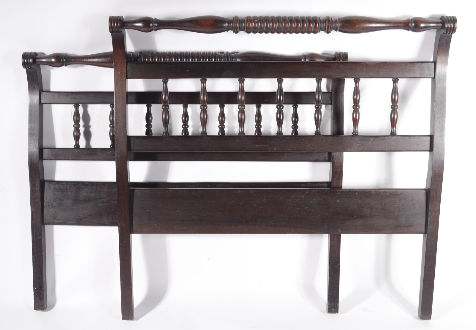 Cama de solteiro "marquesa" de madeira nobre, completa com laterais e... - foto 1 de 10
