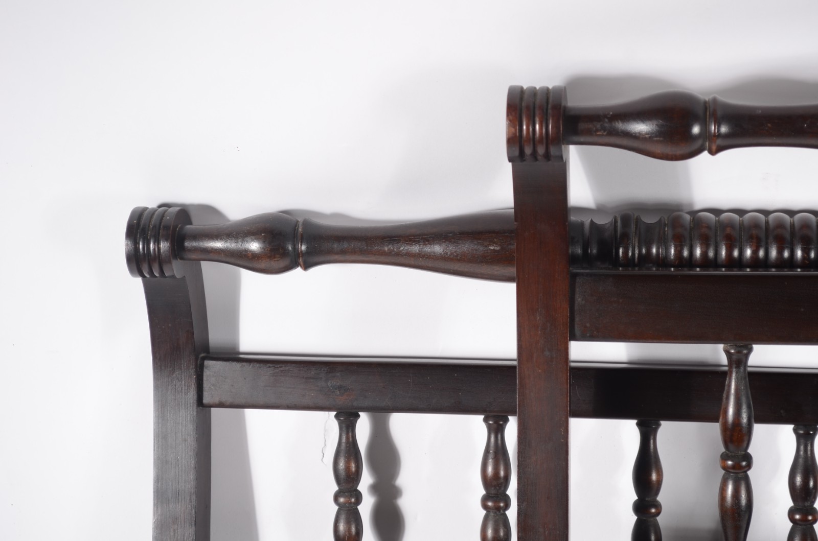 Cama de solteiro "marquesa" de madeira nobre, completa com laterais e... - foto 2 de 10
