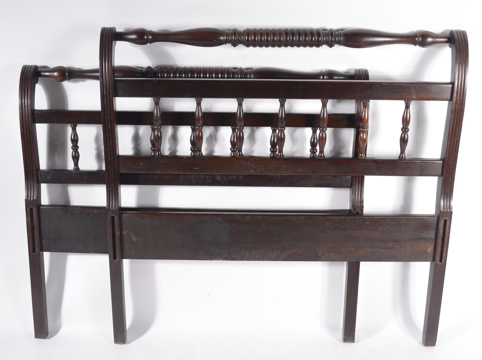 Cama de solteiro "marquesa" de madeira nobre, completa com laterais e... - foto 7 de 10