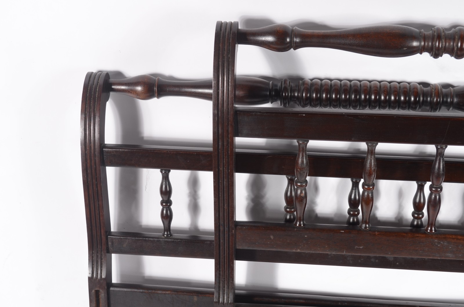 Cama de solteiro "marquesa" de madeira nobre, completa com laterais e... - foto 9 de 10