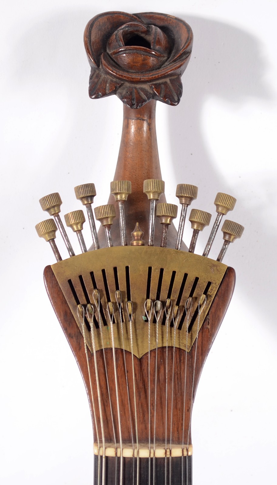 Escola do Porto - Antiga guitarra portuguesa, detalhes em... - foto 2 de 8