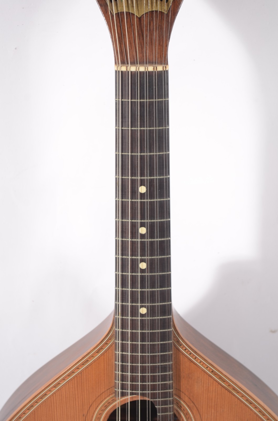 Escola do Porto - Antiga guitarra portuguesa, detalhes em... - foto 4 de 8