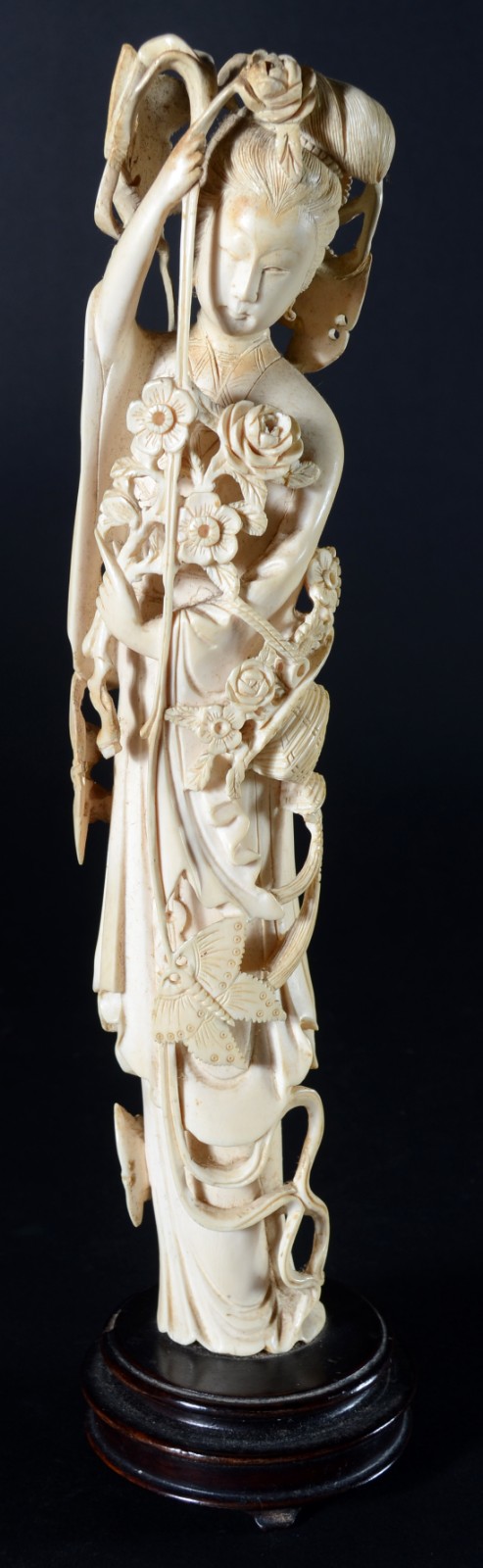 Estatueta de marfim representando gueixa com flores, base de madeira. - foto 1 de 7