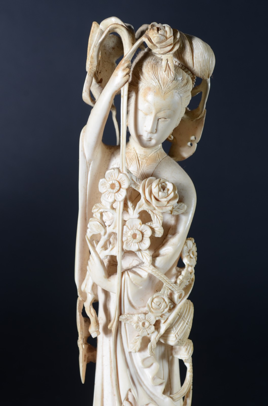 Estatueta de marfim representando gueixa com flores, base de madeira. - foto 2 de 7