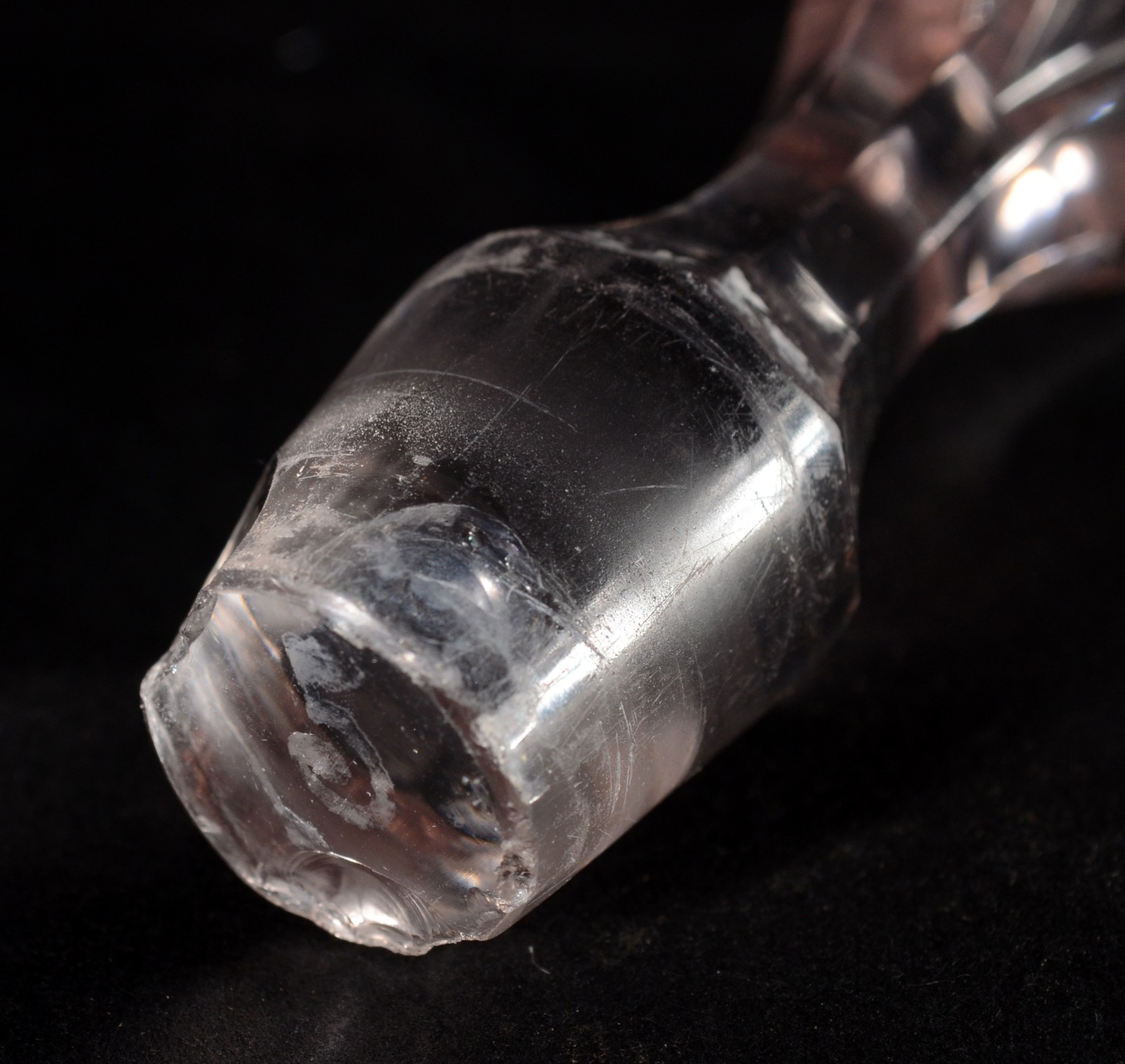 Duas peças de cristal europeu, sendo: garrafa com bocal facetado e... - foto 8 de 11
