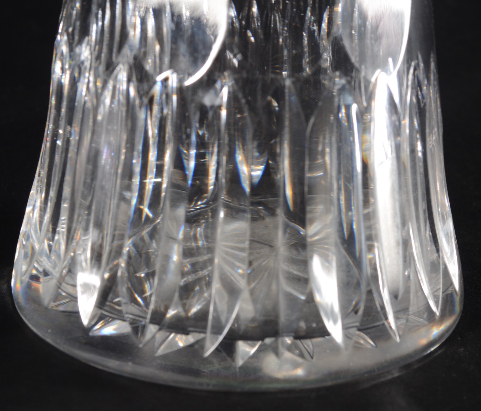 Duas peças de cristal europeu, sendo: garrafa com bocal facetado e... - foto 10 de 11