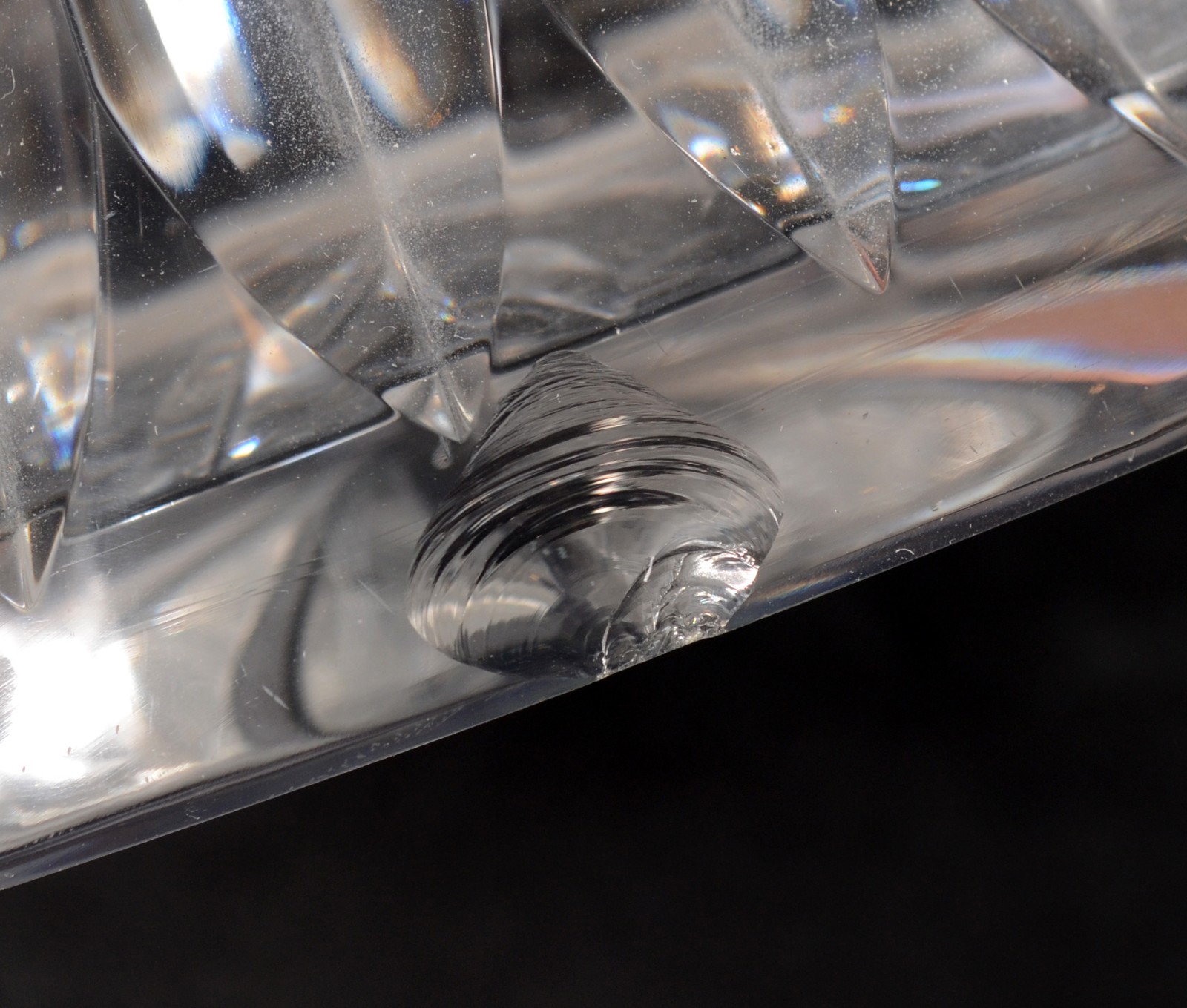 Duas peças de cristal europeu, sendo: garrafa com bocal facetado e... - foto 11 de 11