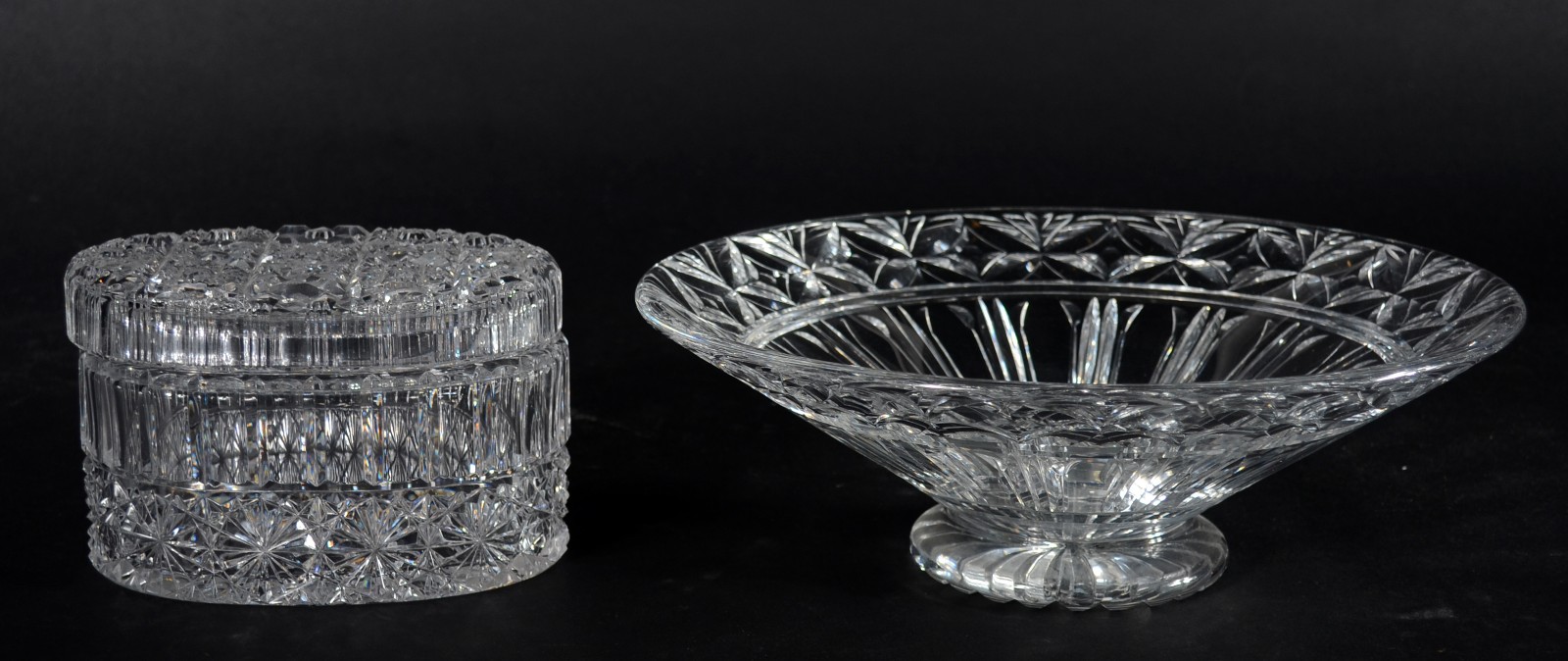 Duas peças de cristal europeu lapidado, sendo: fruteira e bomboniere... - foto 1 de 9